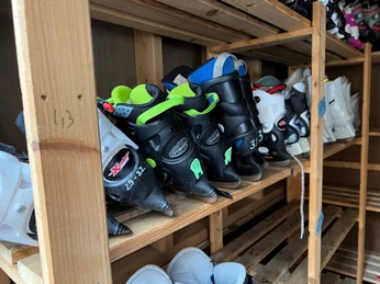 Schlittschuhe Eine Sammlung von Schlittschuhen in verschiedenen Größen und Farben auf einem hölzernen Regal.A collection of skates in different sizes and colors on a wooden shelf.En samling skøjter i forskellige størrelser og farver på en træhylde.Een verzameling schaatsen in verschillende maten en kleuren op een houten plank.