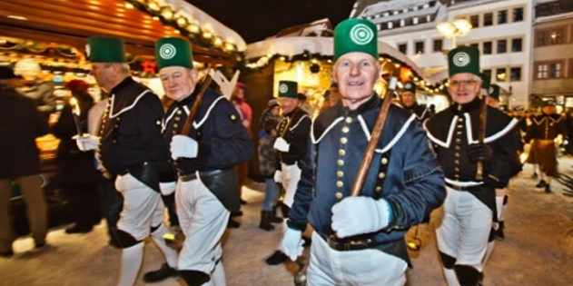 thumb_3427_Bergparade_Freiberg.jpeg Männer in traditioneller Bergmannsuniform marschieren bei Nacht während einer Parade.Men in traditional miners' uniforms march at night during a parade.Muži v tradičních hornických uniformách pochodují v noci během průvodu.Mężczyźni w tradycyjnych mundurach górniczych maszerują nocą podczas parady.Mannen in traditionele mijnwerkersuniformen marcheren 's nachts tijdens een parade.Uomini in uniforme tradizionale da minatore marciano di notte durante una parata.