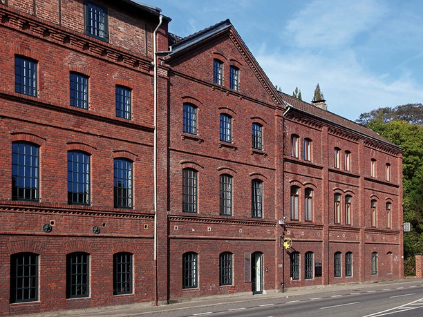 Leder und Gerbermuseum Das Leder- und Gerbermuseum Mülheim an der Ruhr ein kleines privates Museum. Auf ca. 350 Quadratmetern präsentiert das Museum die Geschichte der Mülheimer Lederindustrie und die Entwicklung der Lederherstellung. In den angrenzenden Räumen der Museumspädagogik geht es ans Leder hier finden neben Workshops auch Kindergeburtstage und Veranstaltungen statt.