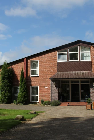 Das Landhaus Wachendorf präsentiert sich als einladendes Backsteingebäude mit gepflegter Gartenanlage.