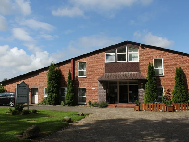 Landhaus Wachendorf Das Landhaus Wachendorf präsentiert sich als einladendes Backsteingebäude mit gepflegter Gartenanlage.