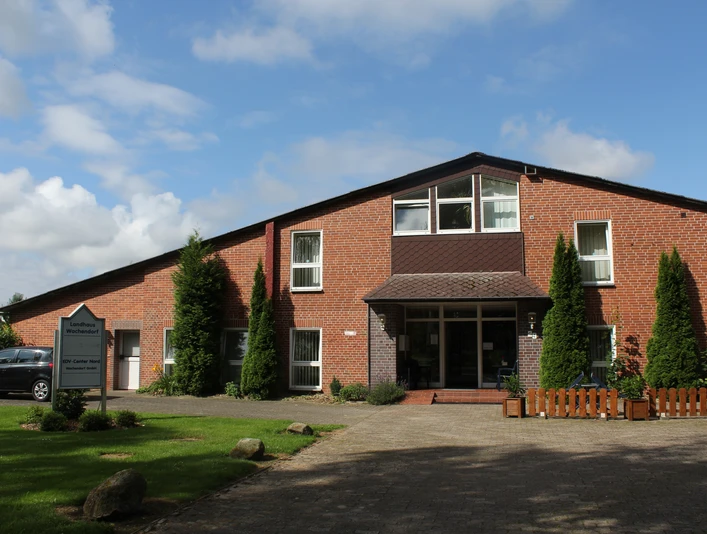 Landhaus Wachendorf Das Landhaus Wachendorf präsentiert sich als einladendes Backsteingebäude mit gepflegter Gartenanlage.The Landhaus Wachendorf presents itself as an inviting brick building with a well-kept garden.Landhaus Wachendorf præsenterer sig som en indbydende murstensbygning med en velplejet have.Landhaus Wachendorf presenteert zich als een uitnodigend bakstenen gebouw met een goed onderhouden tuin.