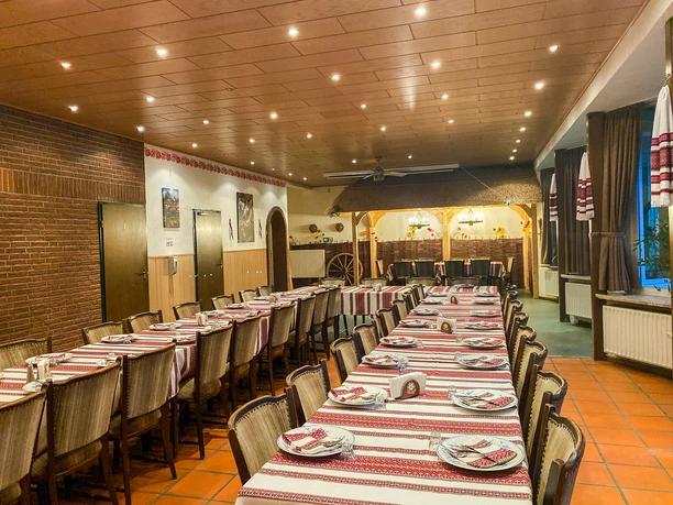 Hutorok Innenbereich Tische_Hutorok