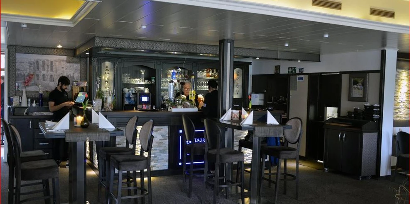 Griechisches Restaurant „Santorini“ Espelkamp.JPG Einladendes griechisches Restaurant mit Barbereich, stilvoll dekoriert und mehreren Sitzgelegenheiten.