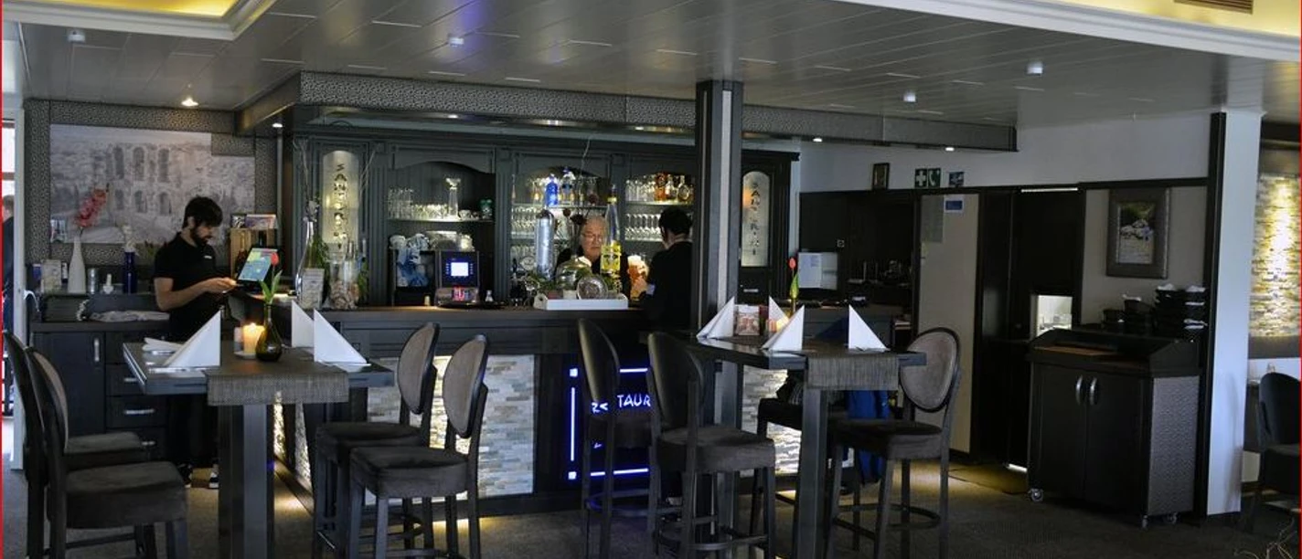 Griechisches Restaurant „Santorini“ Espelkamp.JPG Einladendes griechisches Restaurant mit Barbereich, stilvoll dekoriert und mehreren Sitzgelegenheiten.