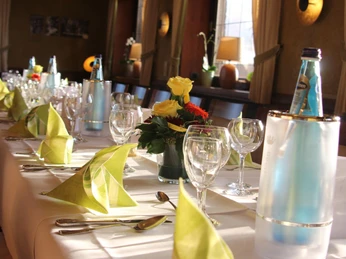 Hotel-Restaurant Lindenhof Festlich gedeckter Tisch im Hotel-Restaurant Lindenhof mit edler Tischdekoration und Blumenarrangement.