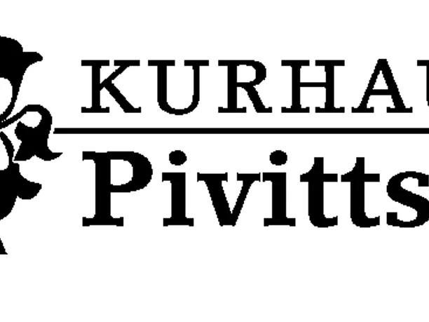 Kurhaus Pivittskrug Schwarzes Logo des Kurhauses Pivittskrug, verziert mit einem Wappen, das einen Bären zeigt.