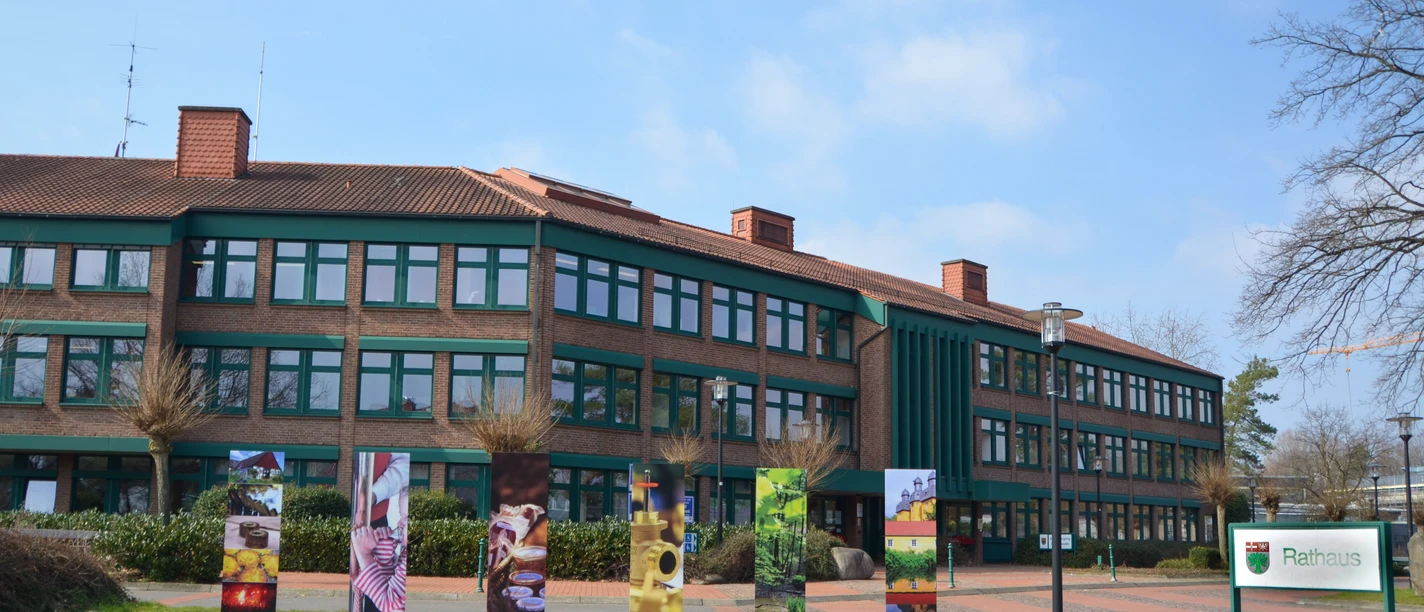 Rathaus mit Glasstelen in Schloß Holte-Stukenbrock