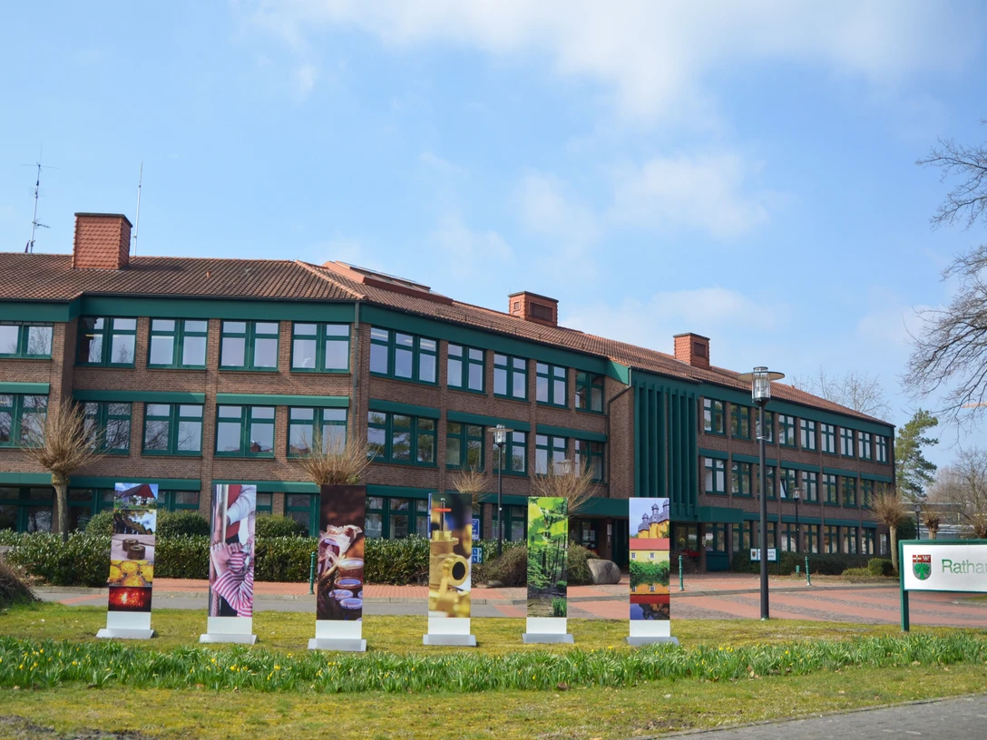 Rathaus mit Glasstelen in Schloß Holte-Stukenbrock Rathaus mit Glasstelen in Schloß Holte-Stukenbrock
