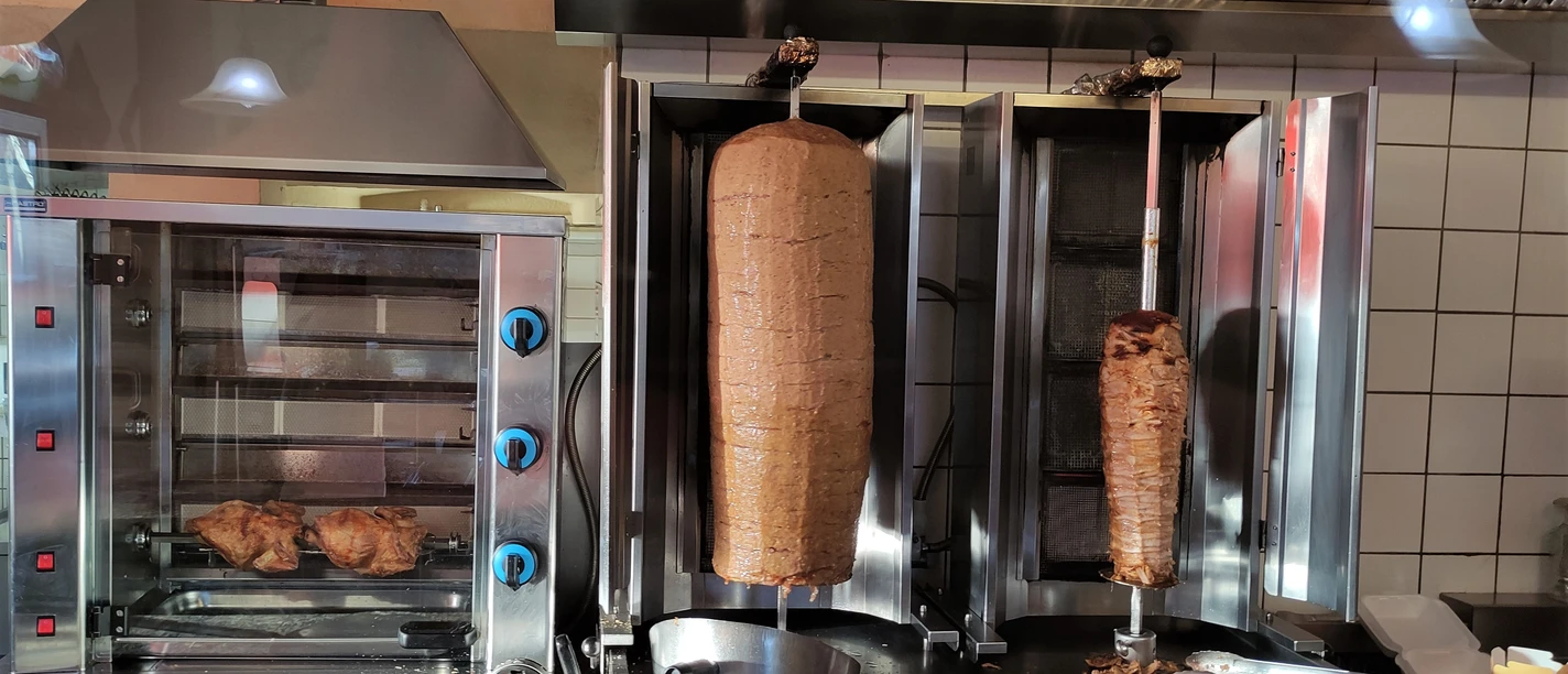 Dönerspieß und eine Hähnchengrill