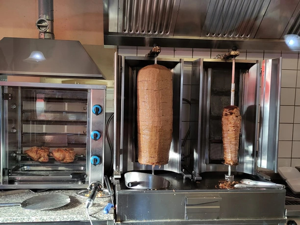 Dönerspieß und eine Hähnchengrill