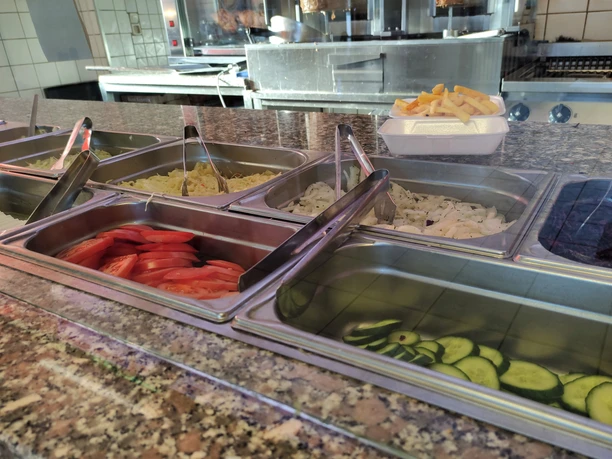 Beilagen Gruke, Tomate, Krautsalat in einer Kühlteke