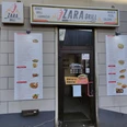 Eingangstür zum Zara Grill mit der Menükarte links und rechts