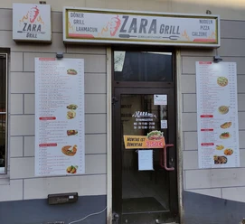Zara Grill Eingangstür zum Zara Grill mit der Menükarte links und rechts