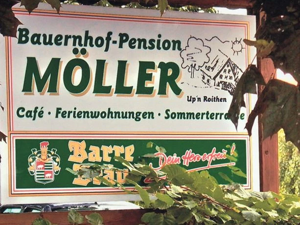 Landcafé Up n Roithen_PrOldendorf.jpg Schild der Bauernhof-Pension Möller mit Café, Ferienwohnungen und Sommerterrasse, umrahmt von Blättern.
