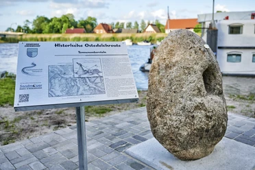 Historische Ostedeichroute - Tonnenankerstein Oberndorf