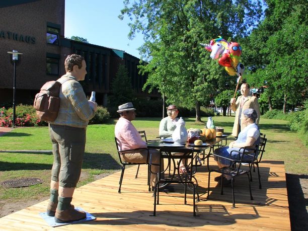 Alltagsmenschen am Rathaus in Schloß Holte-Stukenbrock Alltagsmenschen am Rathaus in Schloß Holte-Stukenbrock