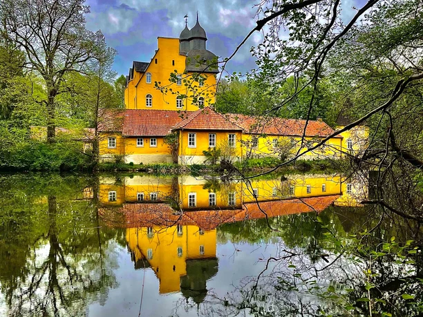 Schlossteich mit dem Jagdschloss in Schloß Holte-Stukenbrock Schlossteich mit dem Jagdschloss in Schloß Holte-Stukenbrock