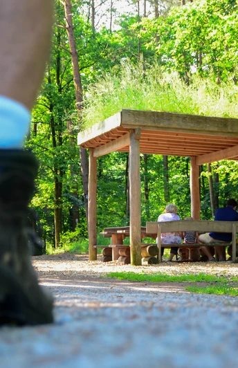 Wanderer am Schutzdach an der Emsquelle in Schloß Holte-Stukenbrock