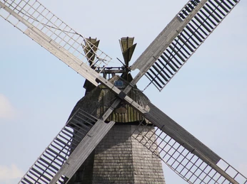 Windmühle Meßlingen Windmühle Meßlingen mit imposanten Flügeln, vor einem blauen Himmel, traditionell gebaut.