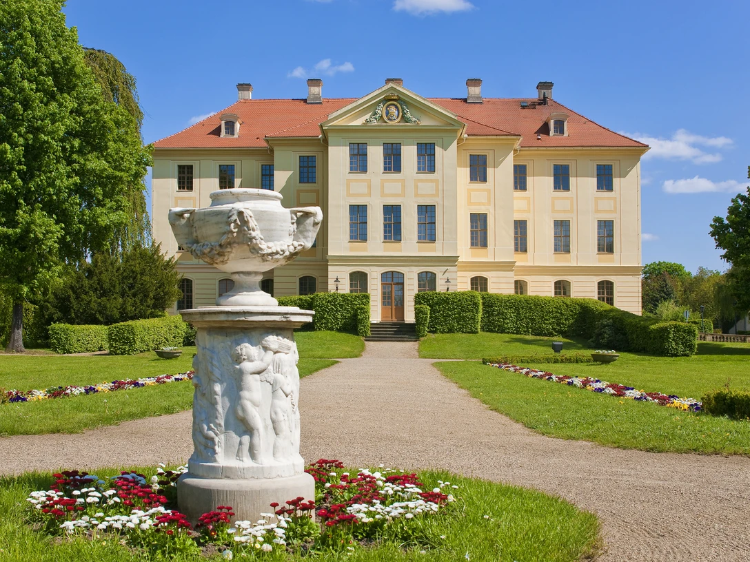 Zabeltitz Palais Das Zabeltitz Palais inmitten einer gepflegten Gartenanlage mit einem barocken Gebäude.The Zabeltitz Palais is surrounded by well-tended gardens with a baroque building.Palác Zabeltitz je obklopen udržovanými zahradami s barokní budovou.Pałac Zabeltitz otoczony jest zadbanymi ogrodami z barokowym budynkiem.Het Zabeltitz Palais wordt omgeven door goed onderhouden tuinen met een barok gebouw.Il Palazzo Zabeltitz è circondato da giardini ben curati con un edificio barocco.