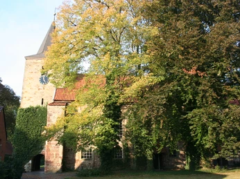 Kirche Nendorf Die Kirche Nendorf zeichnet sich durch ihr historisches Mauerwerk und begrünte Fassaden aus.