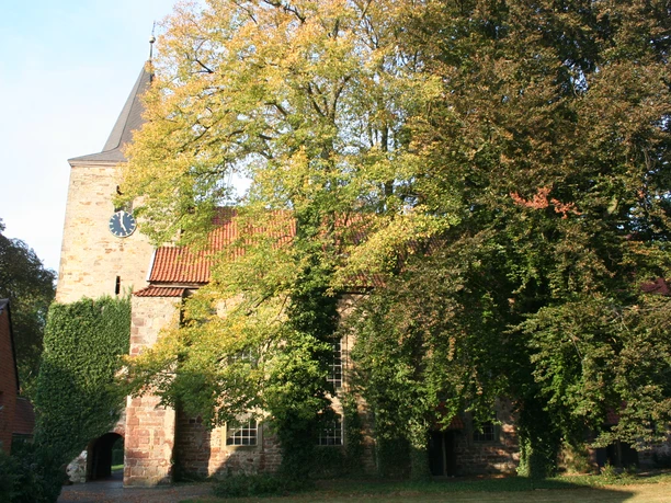 Kirche Nendorf Die Kirche Nendorf zeichnet sich durch ihr historisches Mauerwerk und begrünte Fassaden aus.