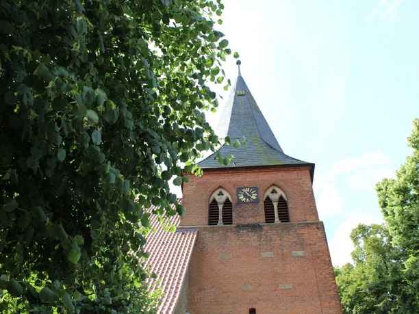 St. Laurentius-Kirche Liebenau Die St. Laurentius-Kirche Liebenau ist eine historische Backsteinkirche mit einem markanten Turm.