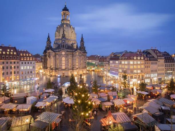 Dresden Neumarkt Weihnachtsmarkt Weihnachtsmarkt auf dem Dresdner Neumarkt bei Dämmerung mit beleuchteten Ständen und Frauenkirche.
