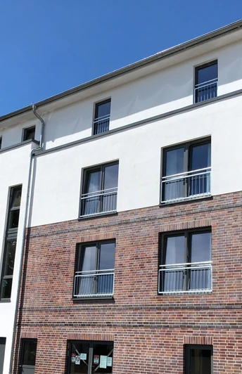 Moderne Wohnanlage mit klaren Linien, blauem Himmel und mehreren Etagen in Nienburg an der Weser.Modern residential complex with clean lines, blue skies and several floors in Nienburg an der Weser.Moderne boligkompleks med rene linjer, blå himmel og flere etager i Nienburg an der Weser.Modern wooncomplex met strakke lijnen, blauwe luchten en meerdere verdiepingen in Nienburg an der Weser.