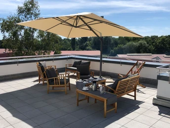 Geräumige Dachterrasse mit bequemen Holzmöbeln und Sonnenschirm lädt zum Entspannen ein.Spacious roof terrace with comfortable wooden furniture and parasol invites you to relax.Rummelig tagterrasse med komfortable træmøbler og parasol indbyder til afslapning.Ruim dakterras met comfortabel houten meubilair en parasol nodigt uit tot ontspannen.