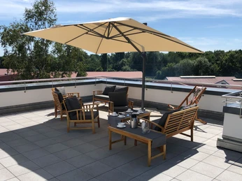 Terrasse-Weser-Suits Geräumige Dachterrasse mit bequemen Holzmöbeln und Sonnenschirm lädt zum Entspannen ein.Spacious roof terrace with comfortable wooden furniture and parasol invites you to relax.Rummelig tagterrasse med komfortable træmøbler og parasol indbyder til afslapning.Ruim dakterras met comfortabel houten meubilair en parasol nodigt uit tot ontspannen.