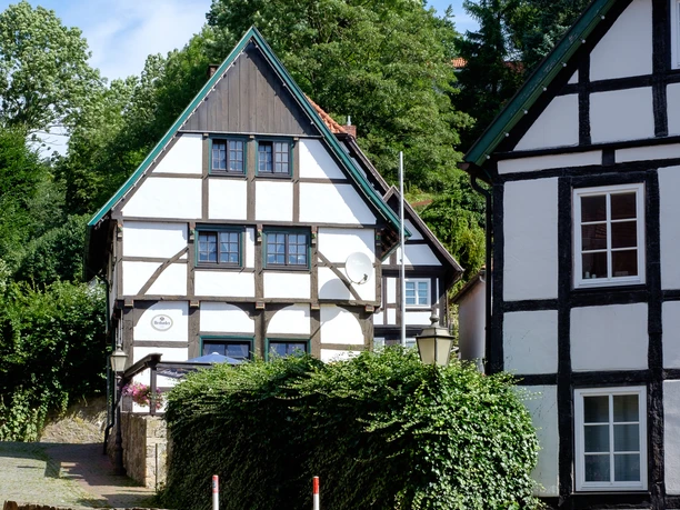 Blick von unten auf ein schmales Fachwerkhaus