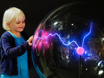 Plasmakugel mit Kind im phaeno Plasmakugel mit Kind im phaeno