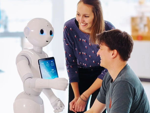 Der humanoide Roboter kommuniziert gerne mit den Gästen im phaeno