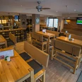 Espelkamp SportsBar (1 von 5 L) (1).jpg Helle Sportsbar mit Holzmöbeln und Fernseher, optimal für geselliges Beisammensein und Sportübertragungen.