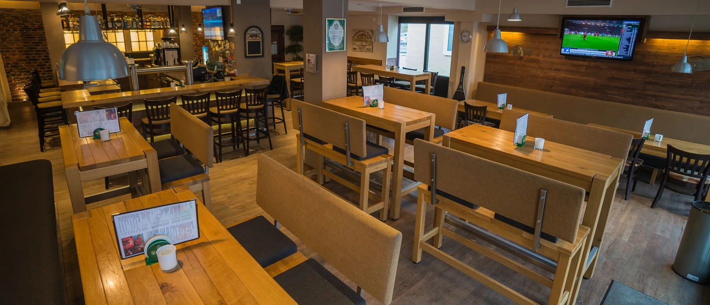 Espelkamp SportsBar (1 von 5 L) (1).jpg Helle Sportsbar mit Holzmöbeln und Fernseher, optimal für geselliges Beisammensein und Sportübertragungen.