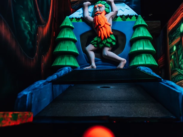 Glowgolfbahn im Innenraum Glowgolf Harz Glowgolfbahn im Innenraum Glowgolf Harz