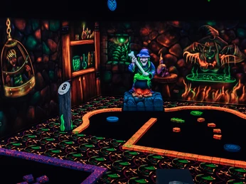 Glowgolfbahn im Innenraum Glowgolf Harz Glowgolfbahn im Innenraum Glowgolf Harz