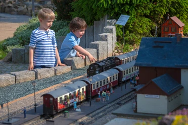 Kinder bestaunen die Eisenbahnanlagen im "kleinen Harz"