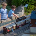 Kinder bestaunen die Eisenbahnanlagen im "kleinen Harz" Kinder bestaunen die Eisenbahnanlagen im "kleinen Harz"