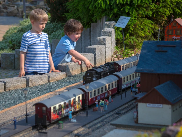 Kinder bestaunen die Eisenbahnanlagen im "kleinen Harz" Kinder bestaunen die Eisenbahnanlagen im "kleinen Harz"