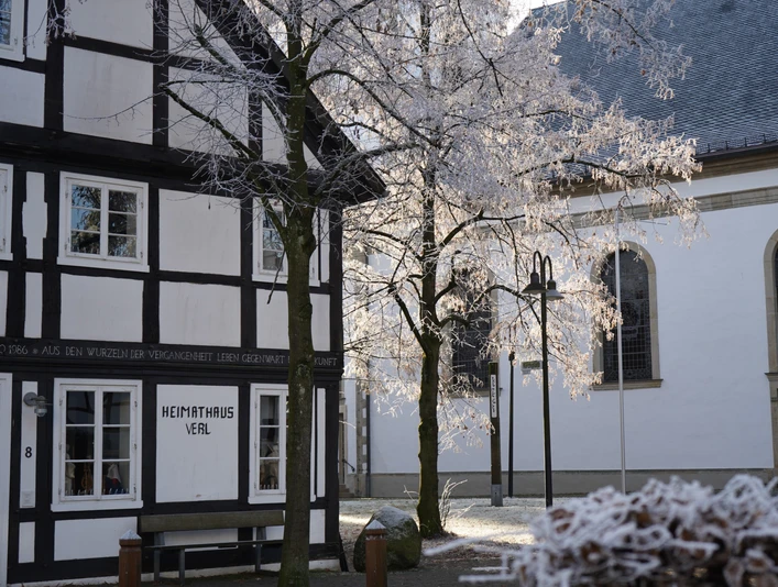 Heimathaus im Winter Verschneite Fachwerkhäuser und vereiste Bäume in einem malerischen Winterdorfensemble aus Vehl.