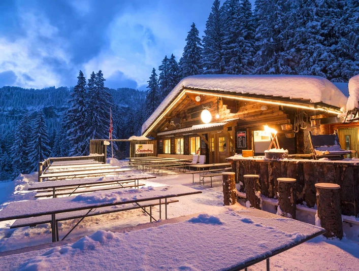 alphuette-hohwald-beatenberg-winter-abend-schnee.jpg