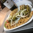 Delphi_4.jpg Gegrilltes Fladenbrot mit Zwiebeln und Peperoni serviert auf weißem Teller mit griechischem Wein.