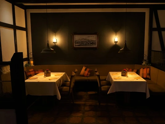 Restaurant Bonneberger Hof Ein stilvoll eingerichteter Innenbereich eines Restaurants mit sanfter Beleuchtung und gedeckten Tischen.