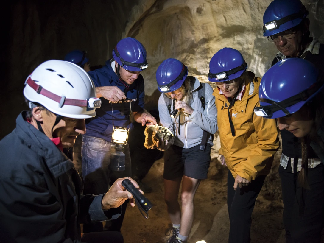 offer_img Schweiz. ganz natuerlich. Keystory in der Biosphaere Enlebuch. Unterwegs in der Karstlandschaft Schrattenfluh mit Pius und Anita Schnider.