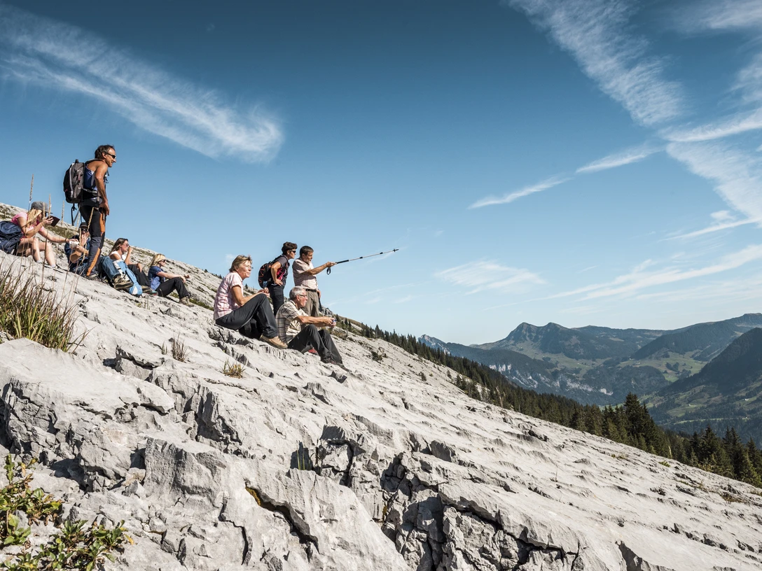 © Andre Meier Schweiz. ganz natuerlich. Keystory in der Biosphaere Enlebuch. Unterwegs in der Karstlandschaft Schrattenfluh mit Pius und Anita Schnider.