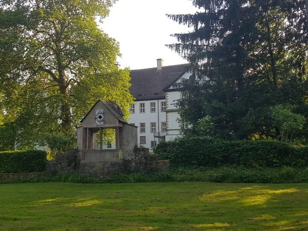 3_hx_zbih_schlosswehrden_stephanberg.jpg Wehrden Schloss in naturnaher Umgebung, umgeben von Bäumen und einer offenen Grünfläche.
