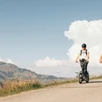 trottibike-vermietung-wiriehorn-sommer-trottibiker-strasse-aussicht.jpg